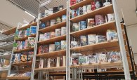 Neuerwerbungsregal in der Stadtbibliothek