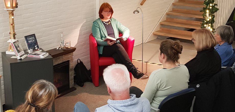 Neustädter Autorin Susanne Fletemeyer bei der Lesung in der Stadtbibliothek
