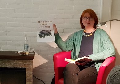 Die Neustädter Autorin Susanne Fletemeyer bei der Lesung in der Stadtbibliothek