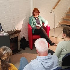 Neustädter Autorin Susanne Fletemeyer bei der Lesung in der Stadtbibliothek