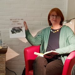 Die Neustädter Autorin Susanne Fletemeyer bei der Lesung in der Stadtbibliothek