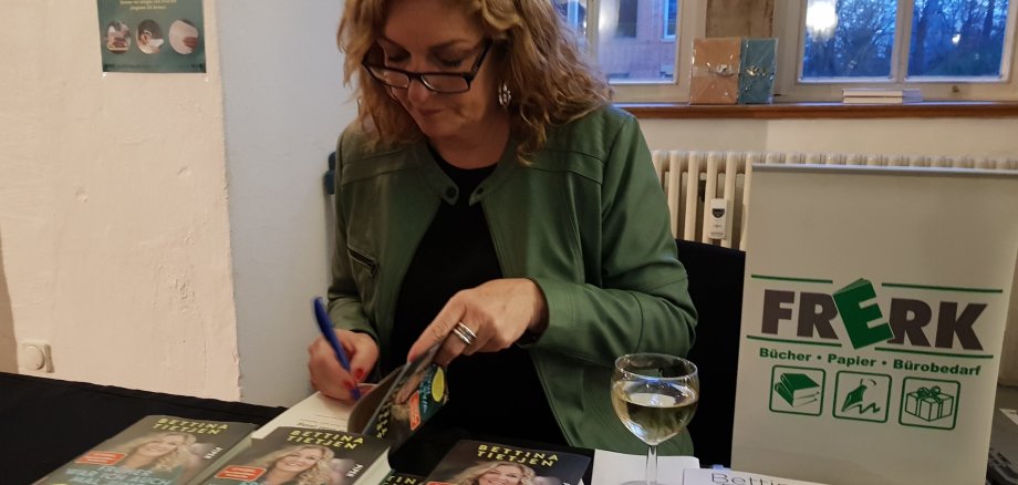 Bettina Tietjen beim Signieren