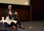 Wolfgang Abel liest vor
