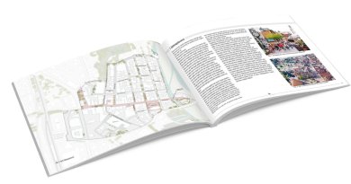 Visualisierung des Gestaltungshandbuches Es ist ein aufgeschlagenes Buch zu sehen, das einen ersten Eindruck über die Gestaltung des Gestaltungshandbuches vermitteln soll.