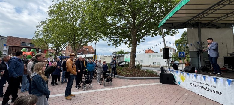 Eröffnung des La-Ferté-Macé-Platz durch den Bürgermeister Eröffnung des La-Ferté-Macé-Platz durch den Bürgermeister