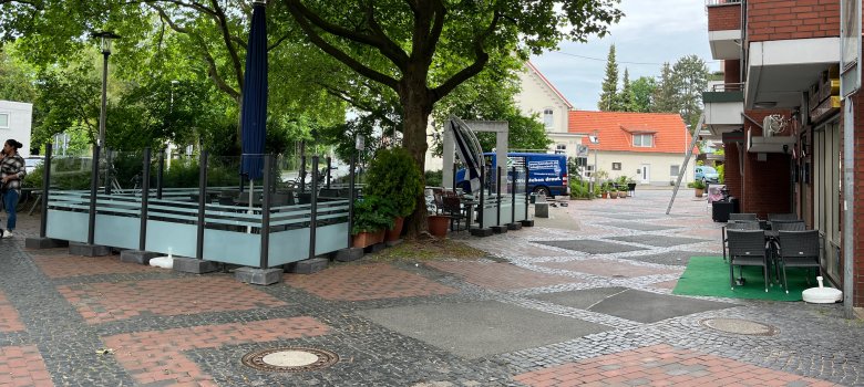 Blick auf den La-Ferté-Macé-Platz mit einem eingegrenzten Gastronomie-Sitzbereich 