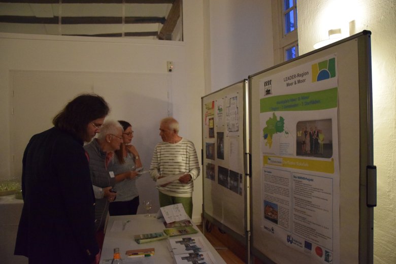 Teilnehmer sehen sich Flyer und Informationstafeln zum Thema Leader-Region Meer und Moor 