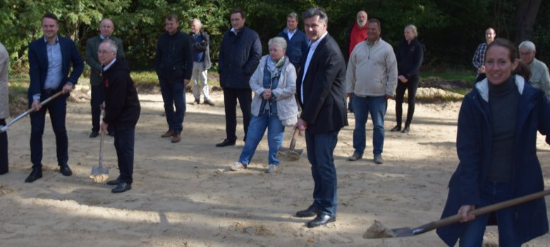 Spatenstich in Otternhagen. Bürgermeister und Bürger halten einen Spaten in der Hand