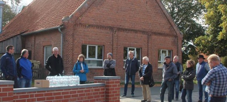 Teilnehmer stehen im Halbkreis zusammen und unterhalten sich