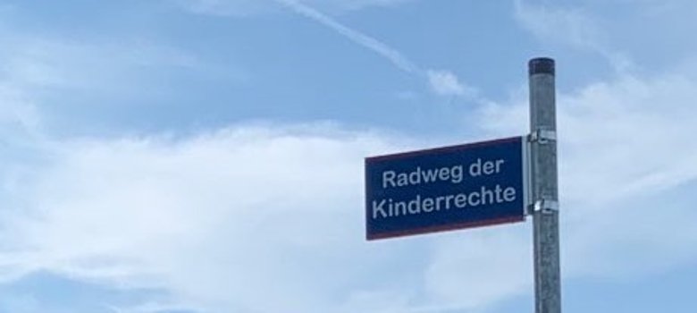 Straßenschild: Radweg der Kinderrechte