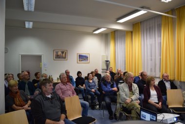 Großer Raum mit vielen Teilnehmenden