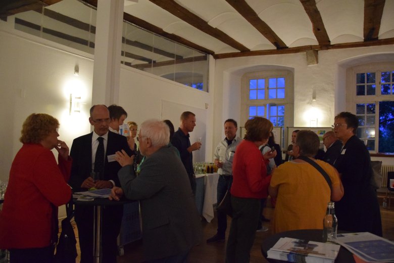 Teilnehmer der Veranstaltung Leader-Region Meer und Moor unterhalten sich in Kleingruppen