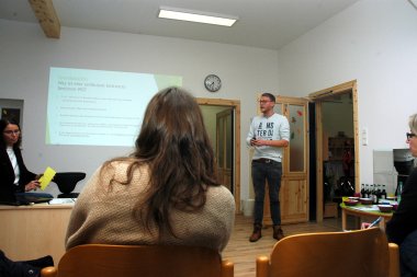 Teilnehmer stellt eine Präsentation zum Thema - was ist eine Senioren WG - vor