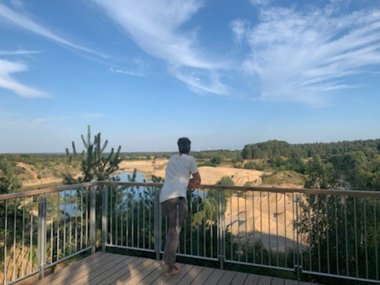 Erlebnispfad. Aussichtsplattform mit Natur im Hintergrund