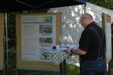 Teilnehmer sieht sich Flyer und Broschüren zum Thema Leader-Region Meer und Moor an