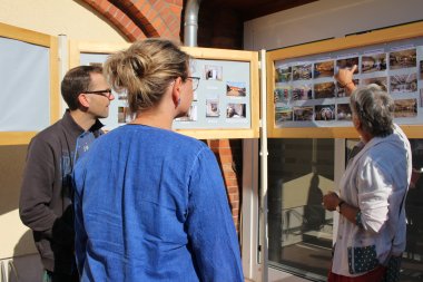 Teilnehmer sehen sich eine Bildergalerie an