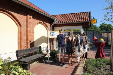 Teilnehmer sehen sich Bilder an