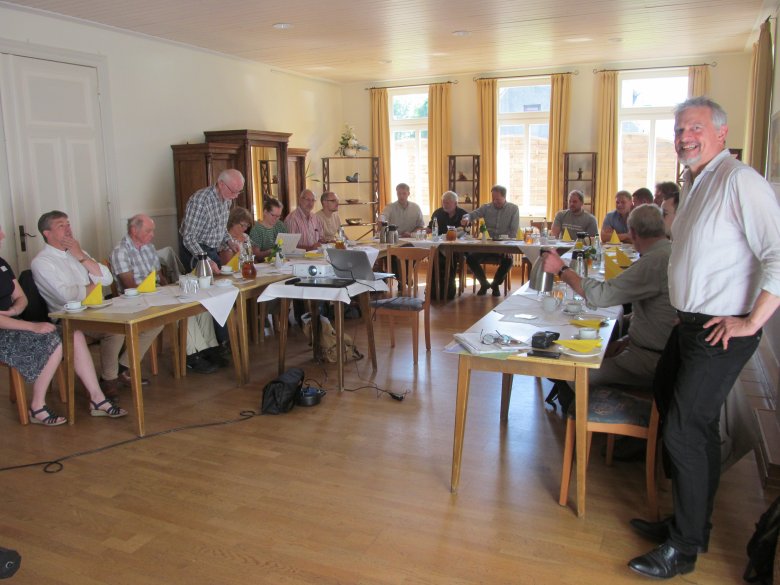Teilnehmer beim gemeinsamen Kaffee-Trinken