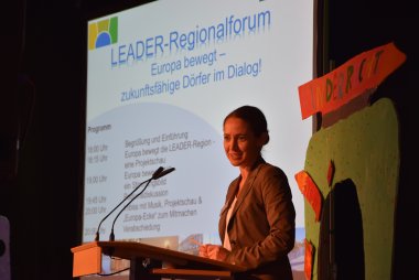 Regionalmanagerin Kreamer stellt eine Präsentation vor