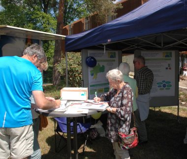 Standbesucher der Leader-Region Meer und Moor tragen sich in einer Liste ein