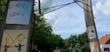 Zwei Balken an denen Kinderbilder zum Thema - Kinderrechte - aufgehängt sind