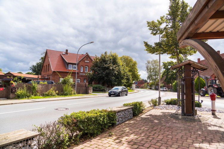 Basse Ein Auto fährt durch Basse, im Hintergrund sieht man schöne alte Häuser.