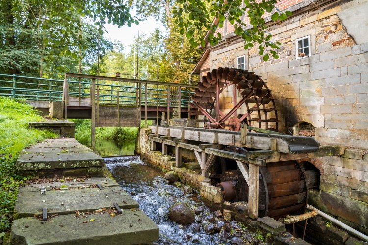 Blick auf das Wassermühlenrad in Laderholz