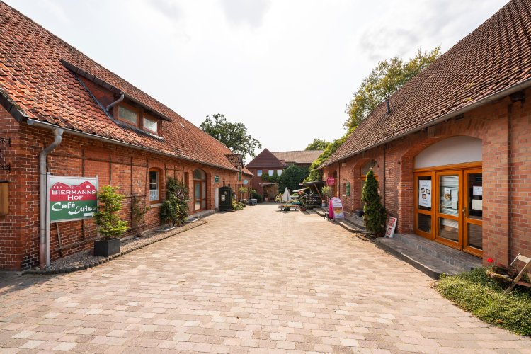 Blick auf einen Hof im Ortskern von Eilvese