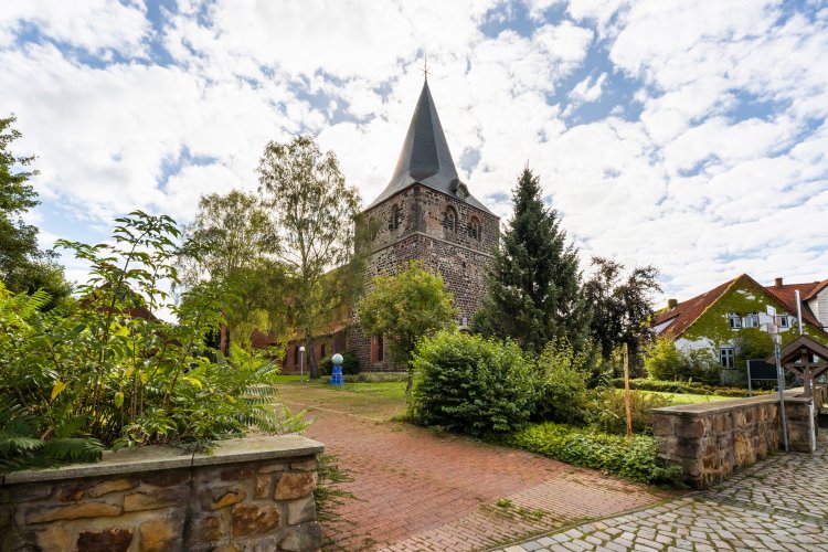 Blick auf den Kirchturm der St. Osdag Kirche in Mandelsloh