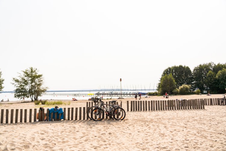 Blick auf den großen Badestrand "Weiße Düne" am Nordufer des Steinhuder Meeres in Mardorf