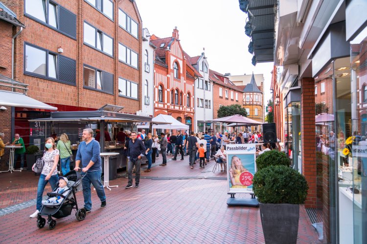 Menschen gehen durch die gut besuchte Fußgängerzone in der Neustädter Innenstadt.