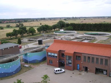 Blick auf die Kläranlage in Emepde, vorne das Verwaltungsgebäude, drumherum verschiedene Klärbecken