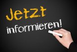Symbolbild Information Eine Hand schreibt mit Kreide Jetzt informieren an eine Tafel