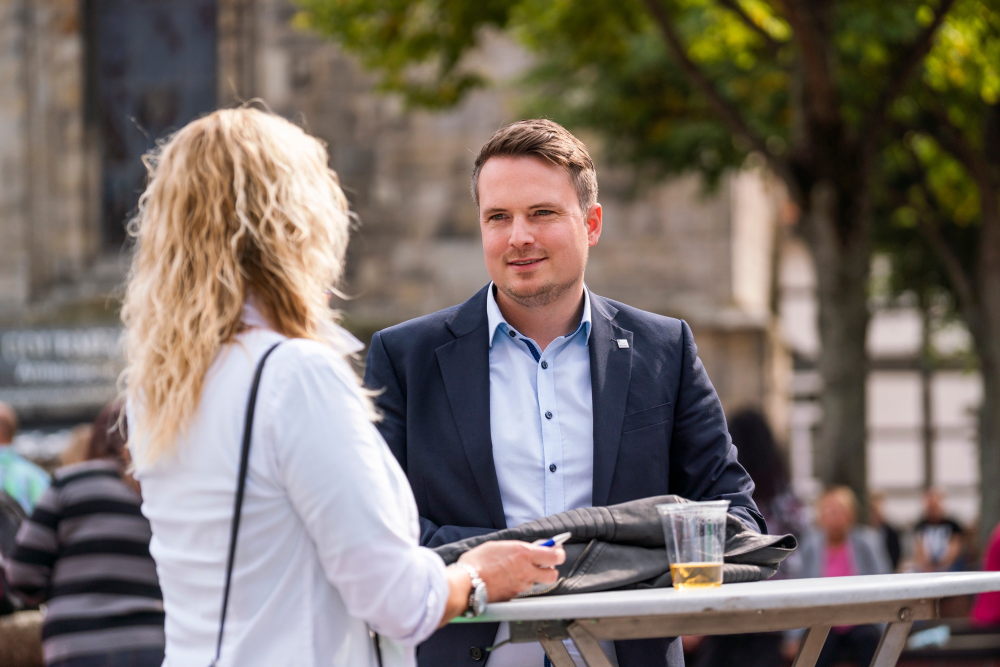 Bürgermeister Dominic Herbst (rechts) im Gespräch mit einer Frau (links)