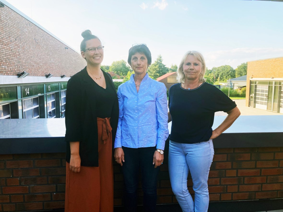Die drei stellvertretenden Bürgermeisterinnen Jasmina Cortlese (links), Christine Nothbaum (mitte) und Heike Stünkel-Rabe (rechts) auf dem Balkon des Feuerwehrzentrums in Neustadt a. Rbge. Alle drei blicken in die Kamera.