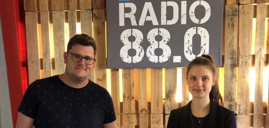 André Gottschalk im Studio des Meer Radios mit seiner Interviewpartnerin, der Gleichstellungsbeauftragten Melissa Depping