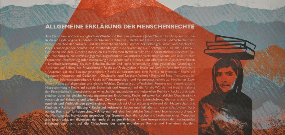 Kunstwerk mit den Schriftzug der Allgemeinen Erklärung der Menschenrechte und Illustration von der Bildungs- und Menschenrechtsaktivistin Malala