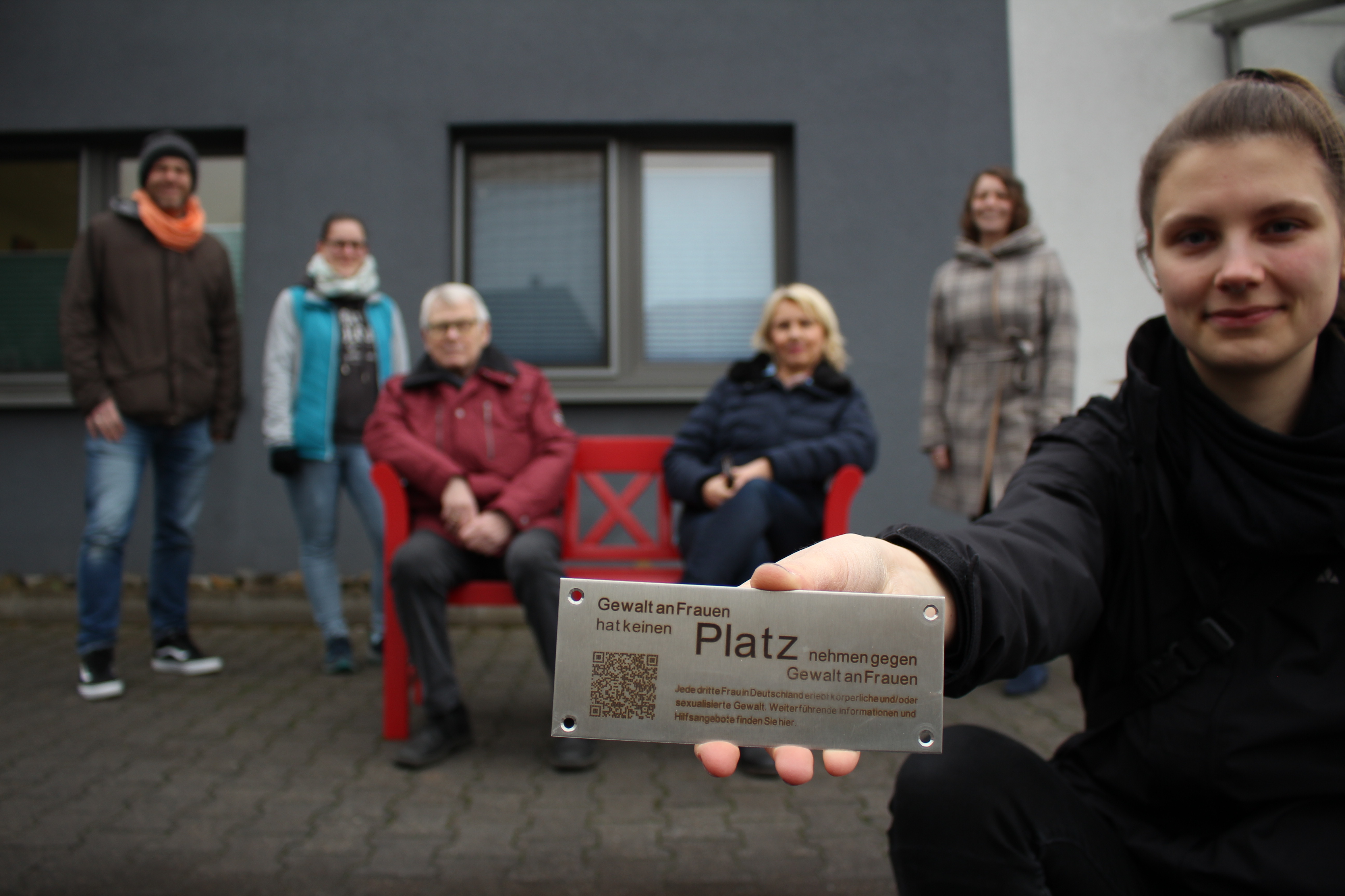 André Tantzscher (v.l.n.r.), Sabrina Neumann, Günter Hahn, Heike Stünkel-Rabe, Mirjam Pfenning und Melissa Depping bei der Enthüllung der Roten Bank in Mandelsloh André Tantzscher (v.l.n.r.), Sabrina Neumann, Günter Hahn, Heike Stünkel-Rabe, Mirjam Pfenning und Melissa Depping bei der Enthüllung der Roten Bank in Mandelsloh