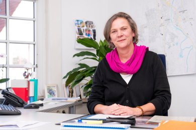 Annette Plein, Fachbereichsleiterin Bürgerservice Portrait von Annette Plein am Schreibtisch in ihrem Büro.