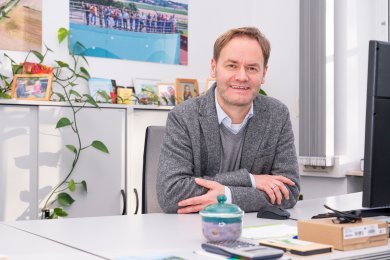 Jörg Homeier, Fachbereichsleiter Infrastruktur Portrait von Jörg Homeier an seinem Schreibtisch im Büro.