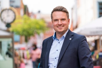 Bürgermeister Dominic Herbst Portrait von Bürgermeister Dominic Herbst in der Fußgängerzone der Innenstadt.