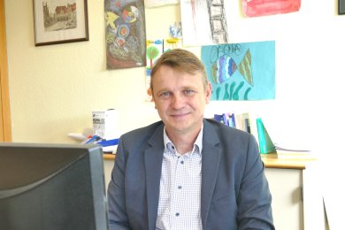 Maic Schillack, Erster Stadtrat Portrait von Maic Schillack an seinem Schreibtisch in seinem Büro