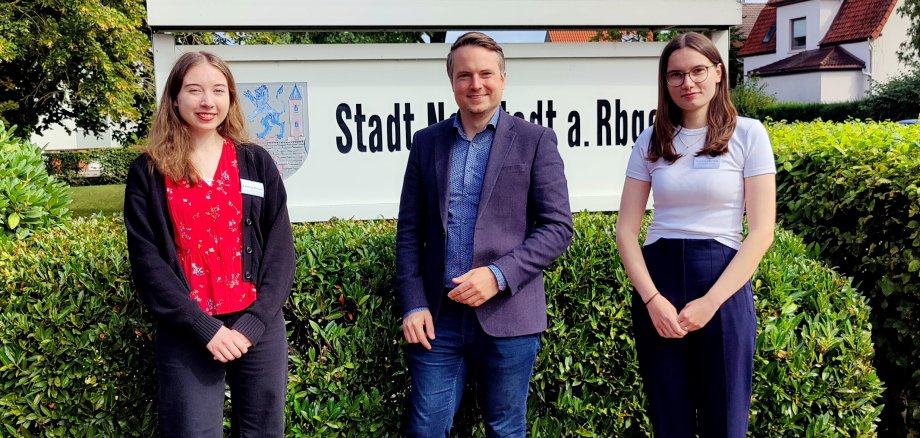 V. l. n. r.: Laeticia Wessels, Bürgermeister Dominic Herbst und Anna-Lena Bartling.