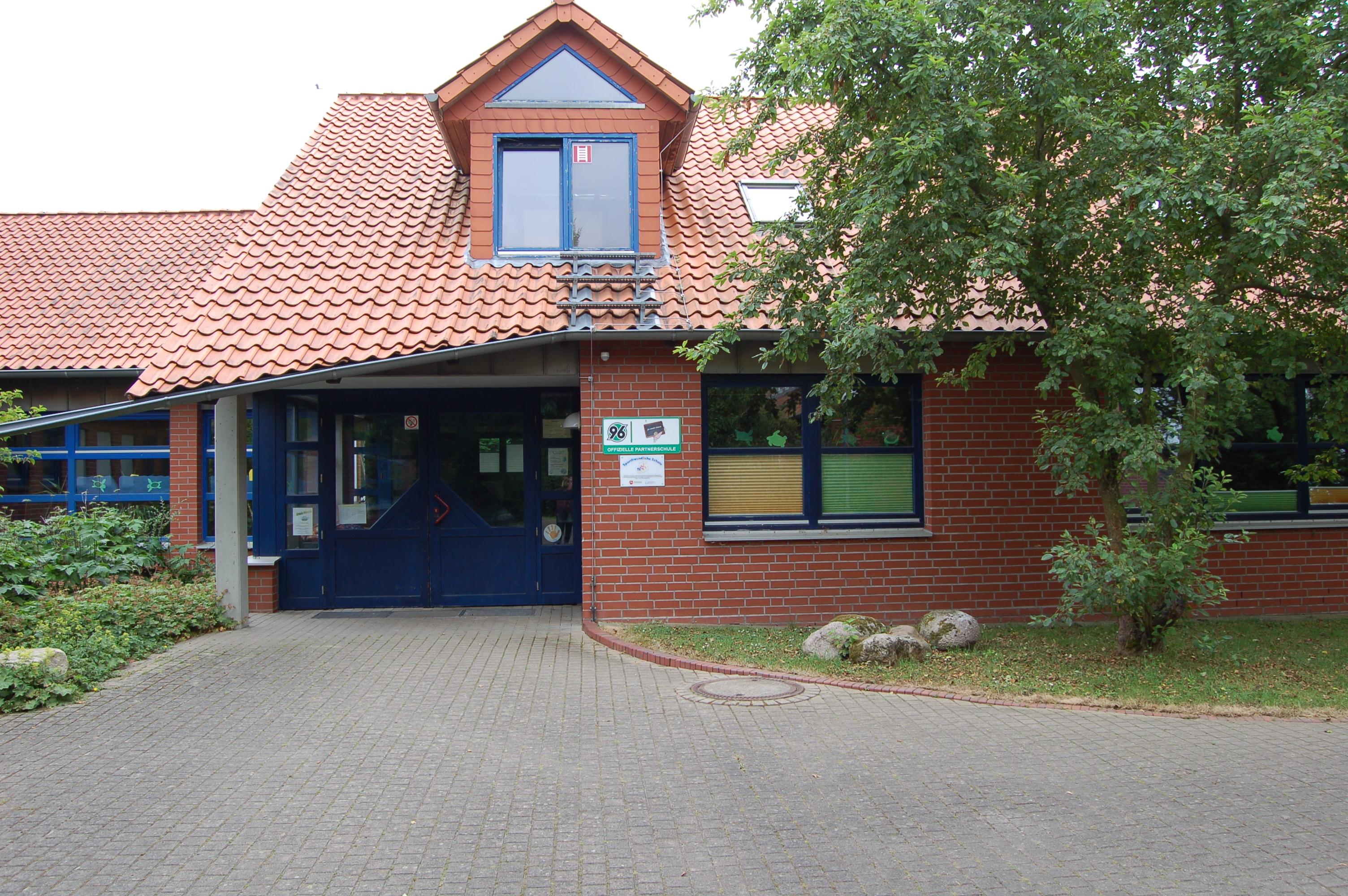 Blick auf den Haupteingang des Grundschulgebäudes in Mandelsloh