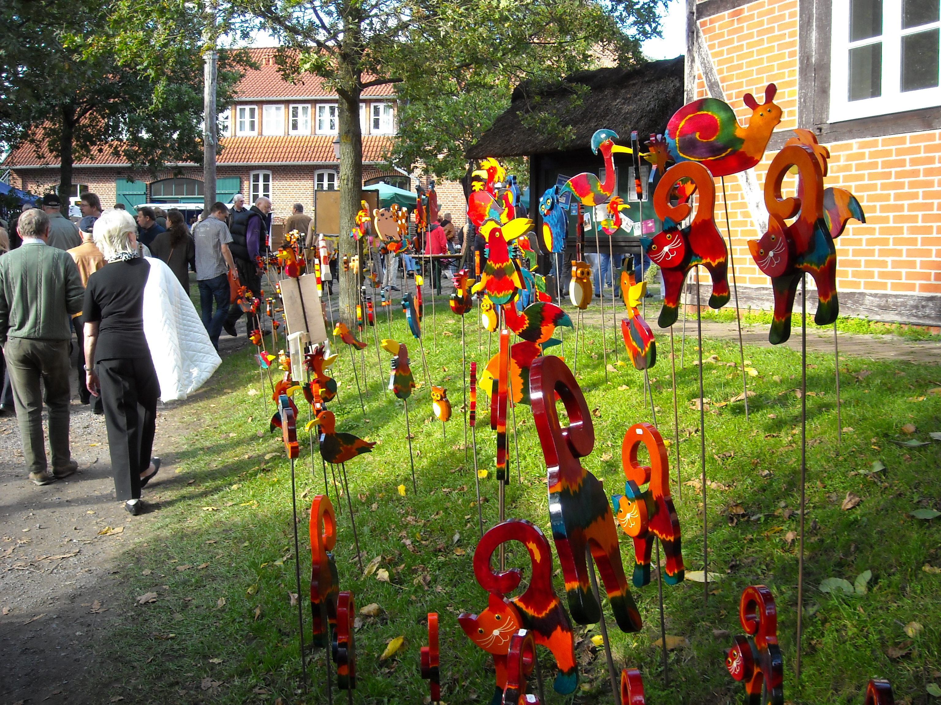 Mardorfer Kunsthandwerkermarkt mit Ausstellungen und Besuchern
