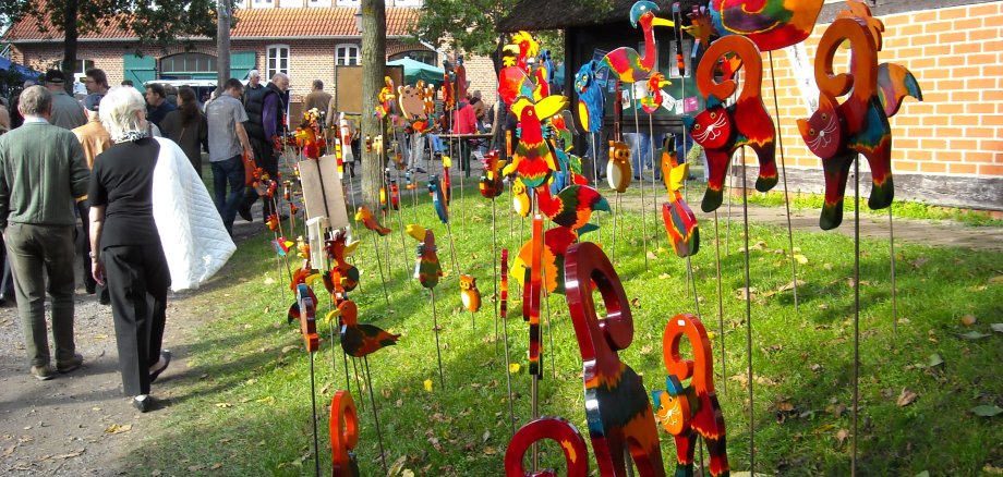 Mardorfer Kunsthandwerkermarkt Mardorfer Kunsthandwerkermarkt mit Ausstellungen und Besuchern