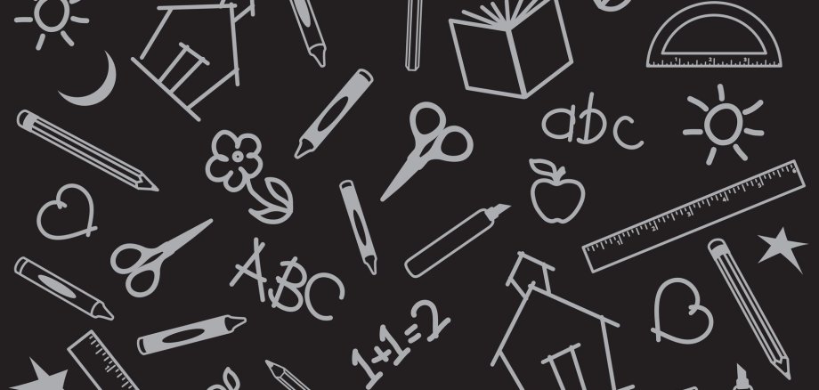 tafel mit Zeichnungen von Scheeren, Büchern, Linealen und dem Schriftzug abc