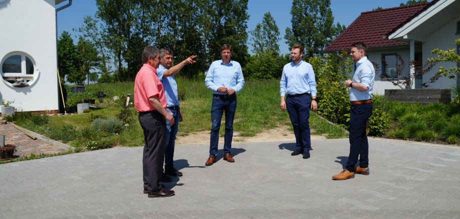vlnr: Mardorfs Ortsbürgermeister Hubert Paschke, Uwe Scharnhorst (Vertreter S+N Immobilien GmbH + bauausführende Firma Uwe Scharnhorst Hoch- und Tiefbau GmbH), Christoph Neißner (Fachdienst Tiefbau, Verwaltung), Steffen Schlakat (Ideenstadtwerke) und Neustadts Bürgermeister Dominic Herbst begutachten den Endausbau der Straße „Am Golfpark“ vlnr: Mardorfs Ortsbürgermeister Hubert Paschke, Uwe Scharnhorst (Vertreter S+N Immobilien GmbH + bauausführende Firma Uwe Scharnhorst Hoch- und Tiefbau GmbH), Christoph Neißner (Fachdienst Tiefbau, Verwaltung), Steffen Schlakat (Ideenstadtwerke) und Neustadts Bürgermeister Dominic Herbst begutachten den Endausbau der Straße „Am Golfpark“
