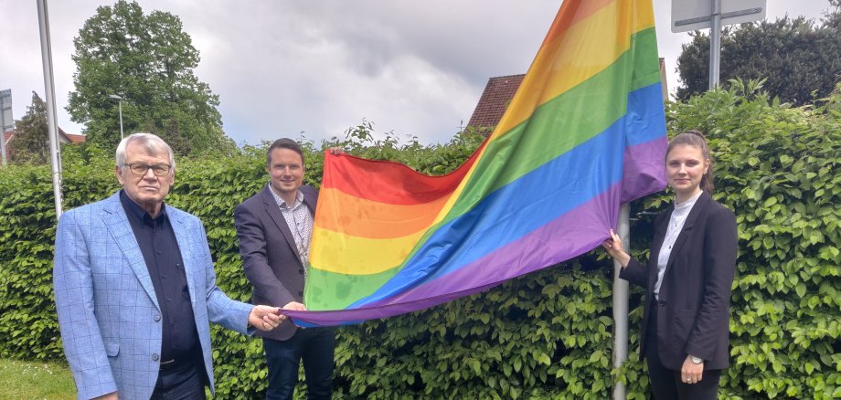 IDAHOBITA* am 17.Mai 2021 IDAHOBITA* am 17.Mai 2021. Mit Herrn Hahn, Bürgermeister Dominic Herbst und der Gleichstellungsbeauftragten Melissa Depping.