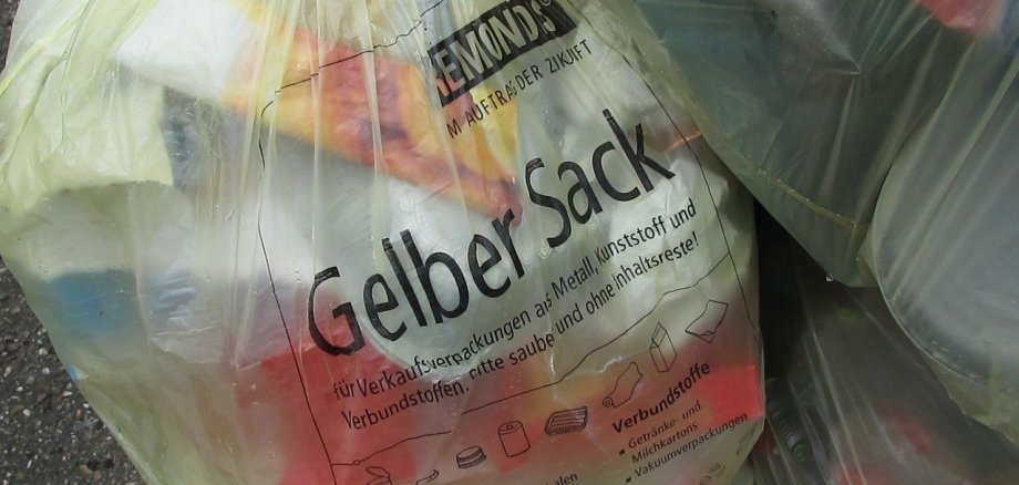 Symbolbild Gelber Sack Nahaufnahme von gefüllten gelben Müllsäcken der Firma Remondis
